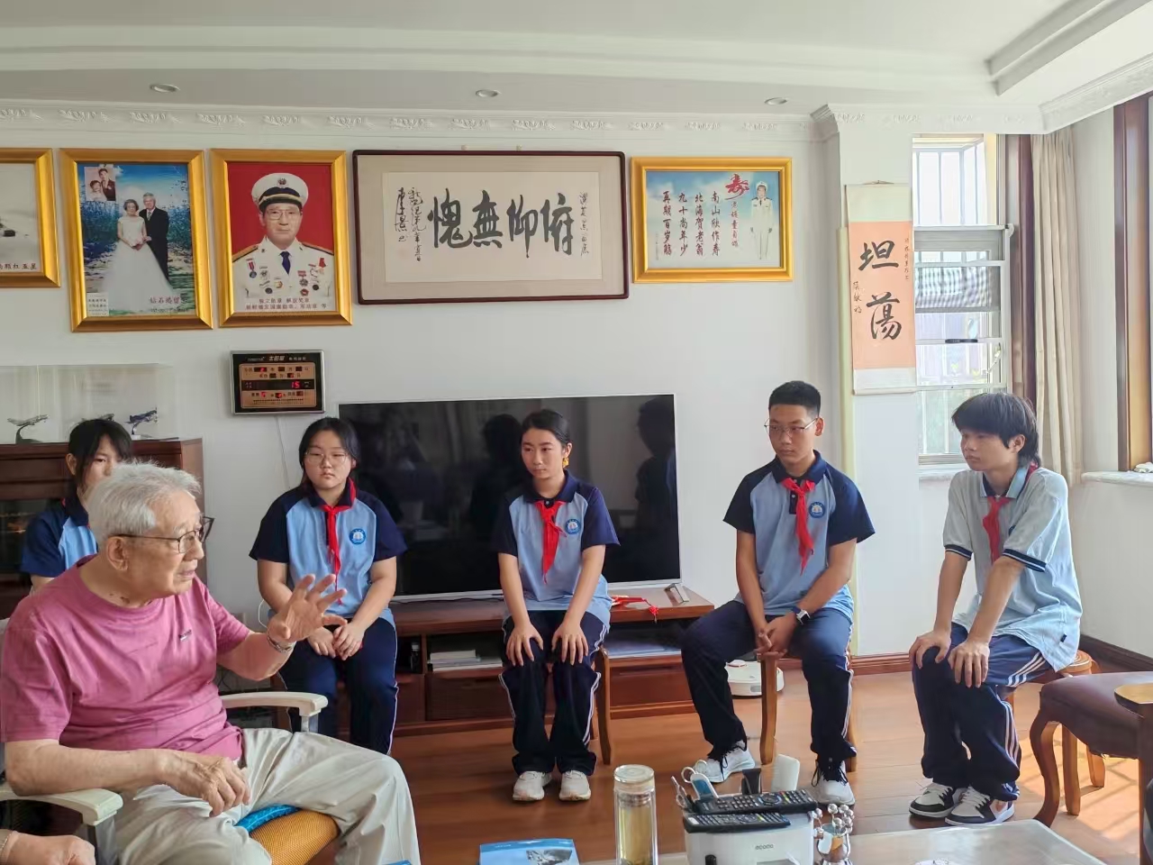 山东青岛：城阳区怡海中学师生探望抗战老兵杨汉黄将军