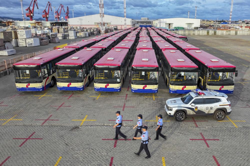 “金龙”出海！福建厦门东渡边检站护航国产客车出口共建“一带一路”国家