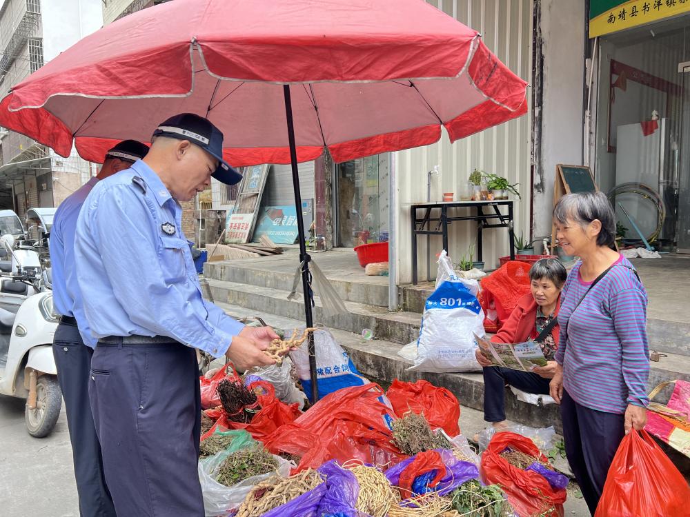 福建南靖县公安局民警开展巡山护林工作，携手共护绿水青山