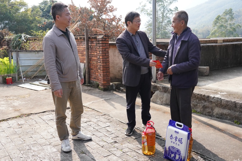 司法局党组书记、局长陈智海慰问困难群众(1).jpg