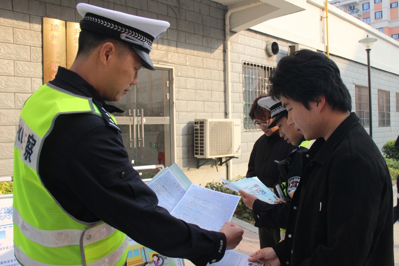 福建省南靖县公安局：文明交通进学校 上好寒假前“安全课”