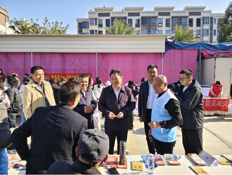 漳浦县委常委、宣传部长戴文利,副县长王永盛一行亲临法律宣传台并听取工作汇报(1).jpg