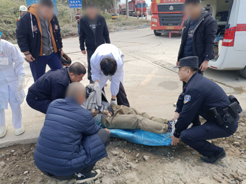 福建省漳州市南靖县公安局：紧急刹车摔倒受伤 民警紧急救助
