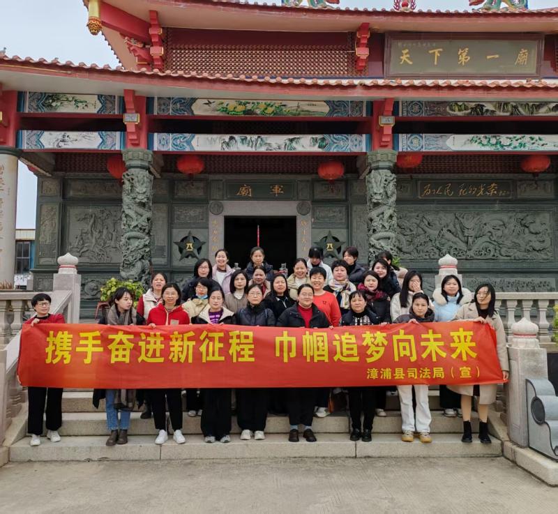 瞻仰解放军烈士庙(1).jpg
