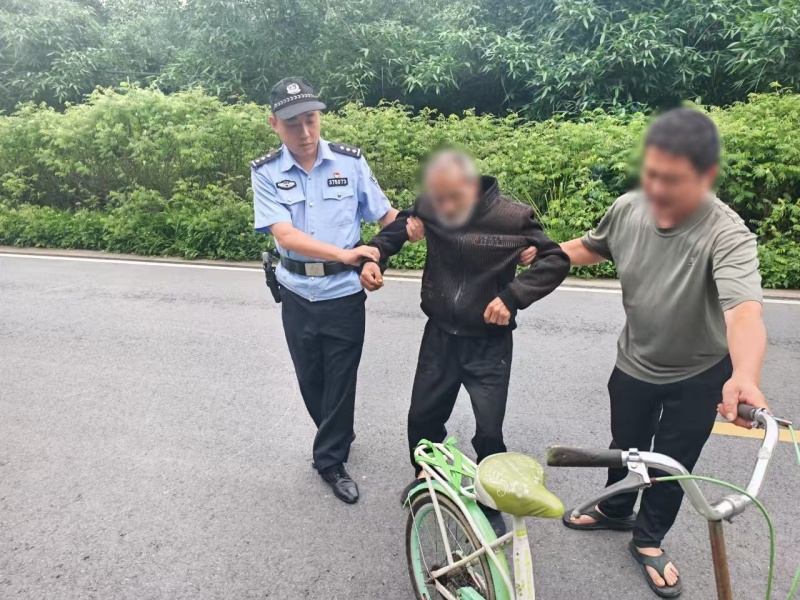 福建省南靖县公安局：雨天老人骑车摔倒 民警救助彰显真情