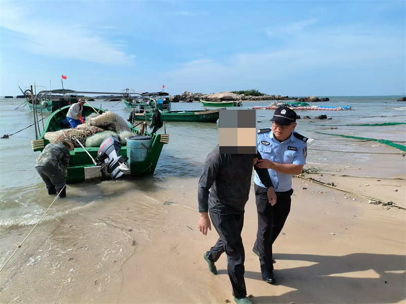 两游客擅闯保护区落海遇险 海南文昌海岸警察勇施援手