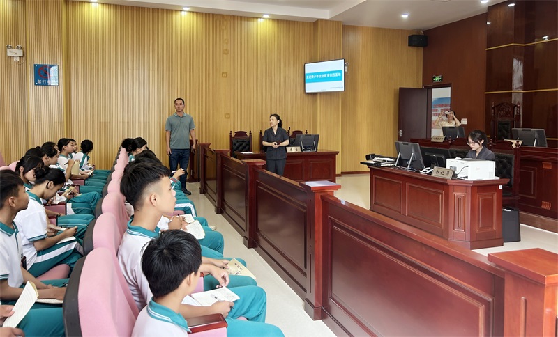 2024-11-01 以案促学,中小学生走进法治教育实践基地(新兴法庭) (4).jpg