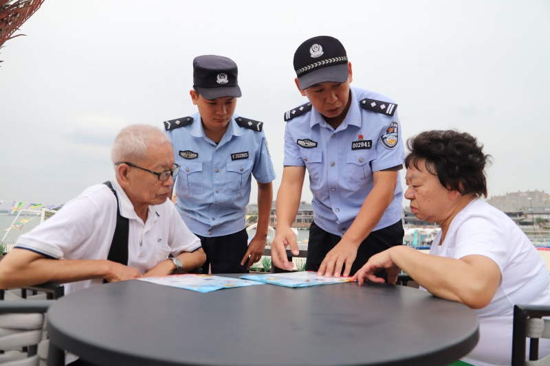 1.樊军带领辅警在海花岛向外来旅游人员开展反诈宣传，范耀文摄影.JPG