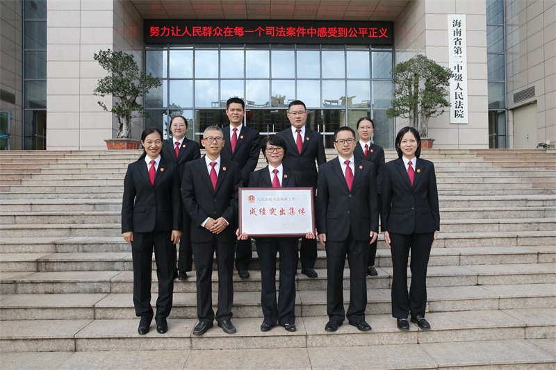 赔偿办合影。(罗凤灵 摄).jpg