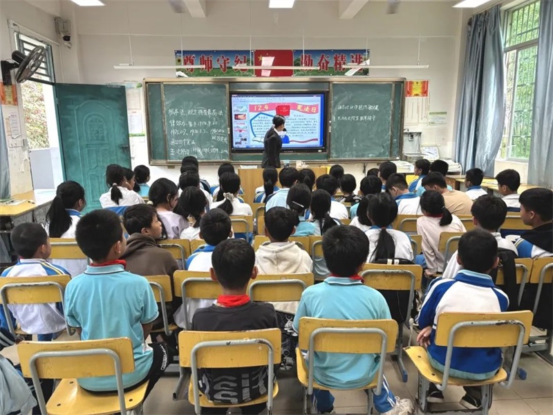 海南儋州市法院开展宪法宣讲进校园活动