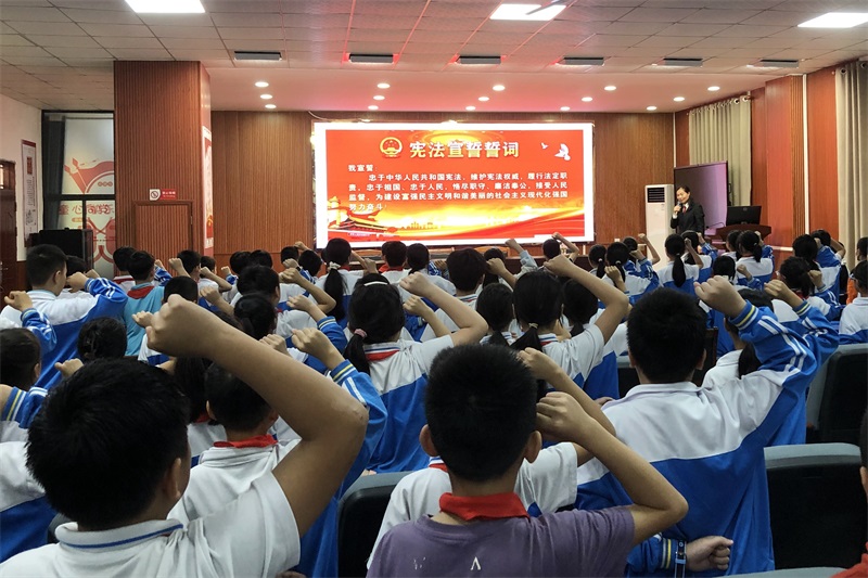 2.时书云领读宪法誓词。(黄琼 摄).jpg