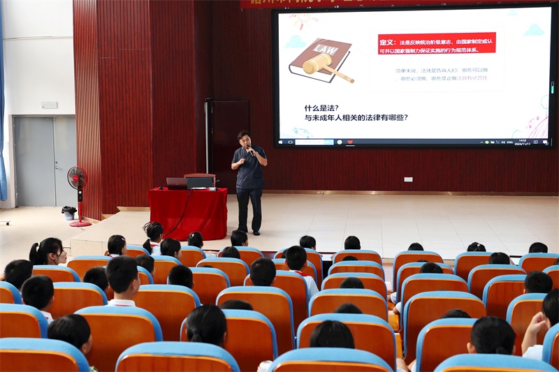 5.陈曦上法治课。(黄琼 摄).jpg
