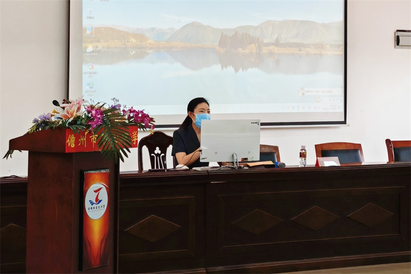 6.梁典芝上法治课。(佘振卿 摄).jpg