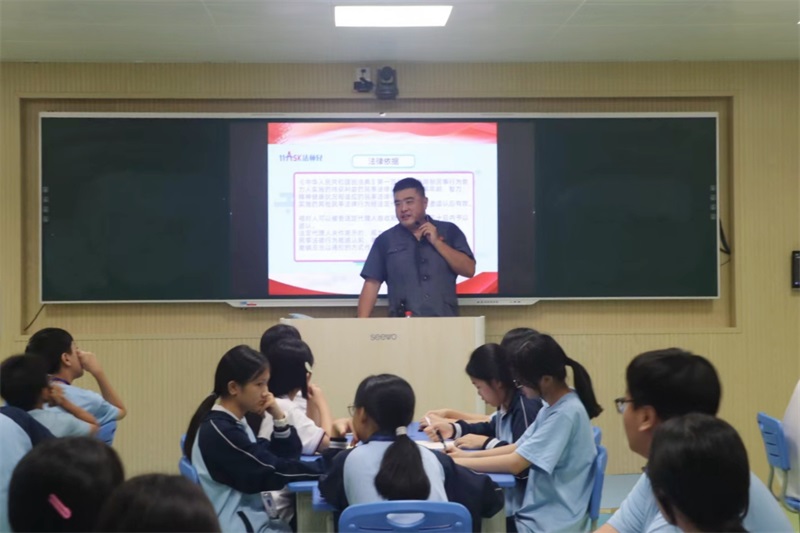 7.买歌豪上法治课。(黄琼 摄).jpg