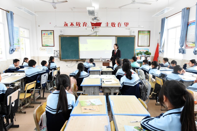 海南陵水法院开展民法典宣讲进校园活动