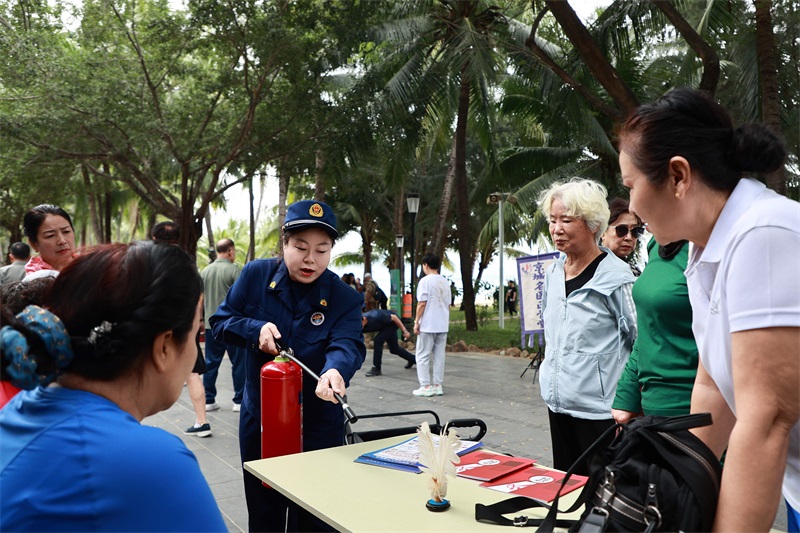 三亚消防开展消防安全宣传活动 为“候鸟”人群撑起消防安全伞