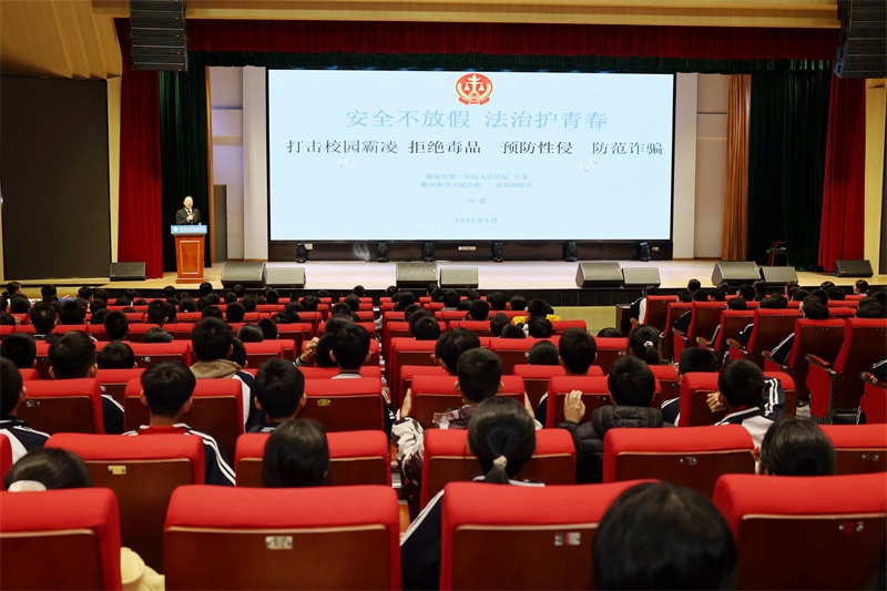 1.刘霞上法治课。(黄琼 摄).jpg