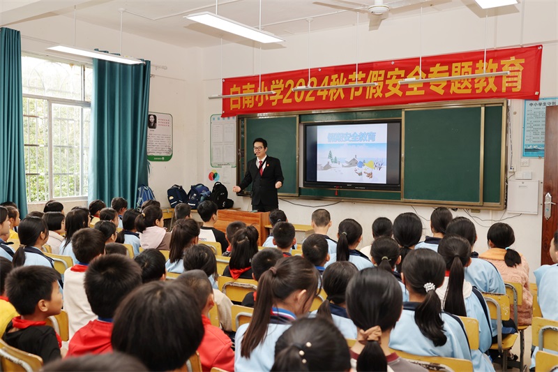 2.胡晶上法治课。(黄琼 摄).jpg