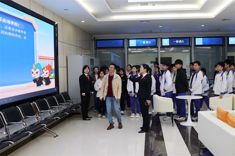 5.师生参观诉讼服务中心。(黄琼 摄).jpg