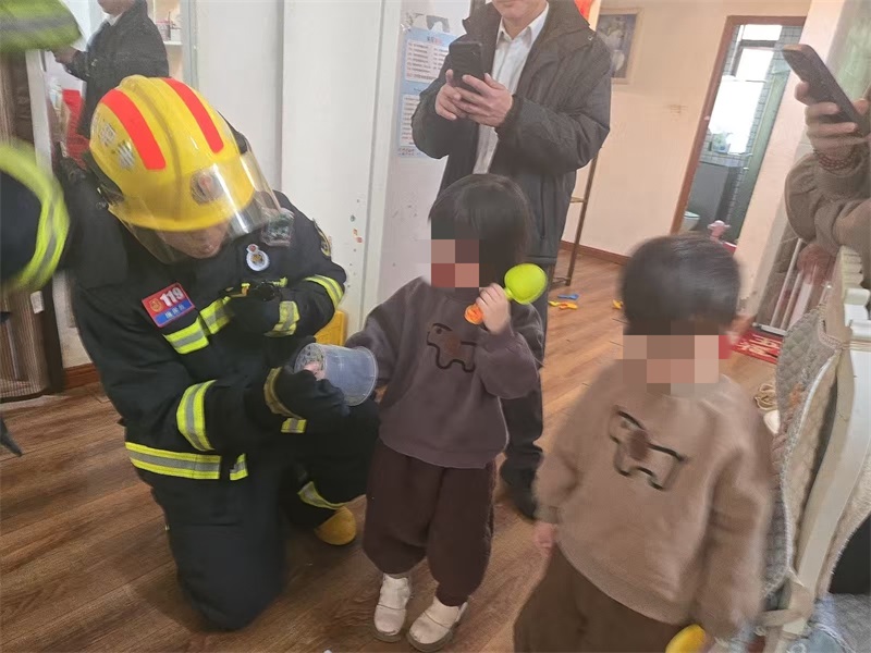 4岁女童手指不慎被卡 海口龙华消防6分钟助其脱困