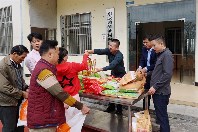 1发放慰问品。(黄琼 摄).jpg