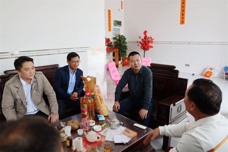 2.入户走访慰问。（黄琼 摄）.JPG