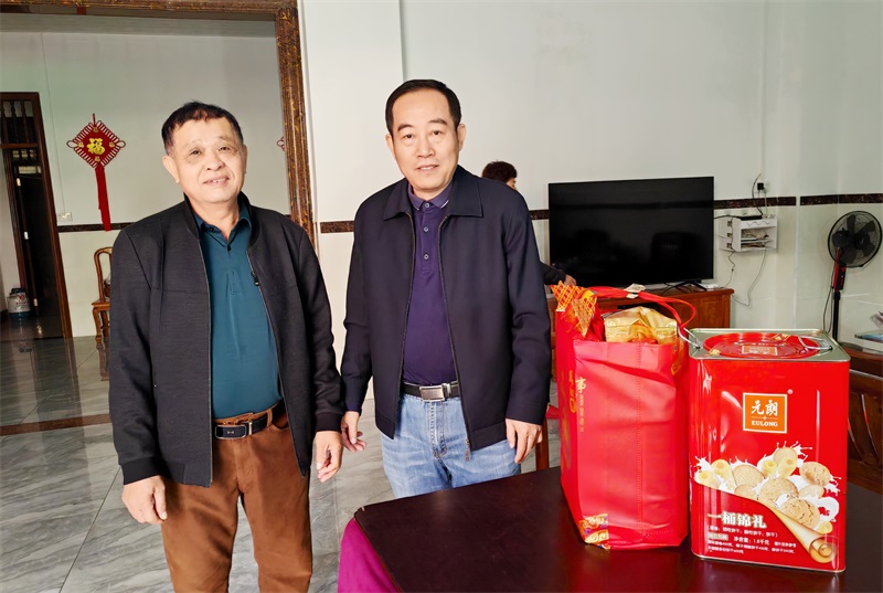 2025-01-23 屯昌法院开展春节前走访慰问退休干部活动 (1).jpg