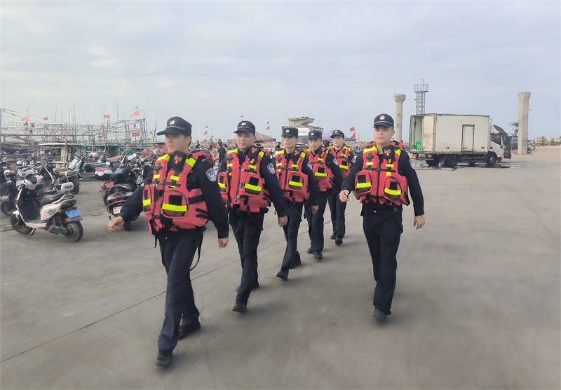 1.海南省公安厅海岸警察总队第七支队春节期间在港口码头开展巡防工作，调楼海岸派出所供图.jpg
