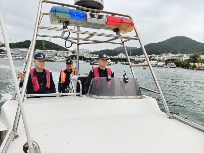 图为三亚港海岸派出所民警码头海域进行治安巡逻。供图:吴春蓉.jpg