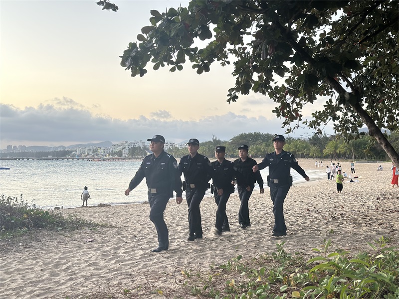图为天崖海岸派出所民辅警在天涯海角景区进行治安巡逻1.jpg