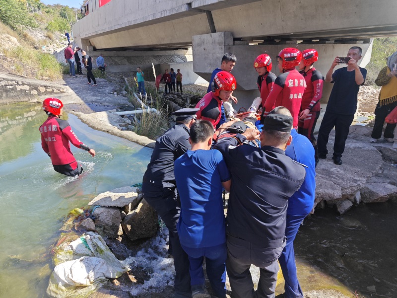 成功将被困人员转运下山.jpg