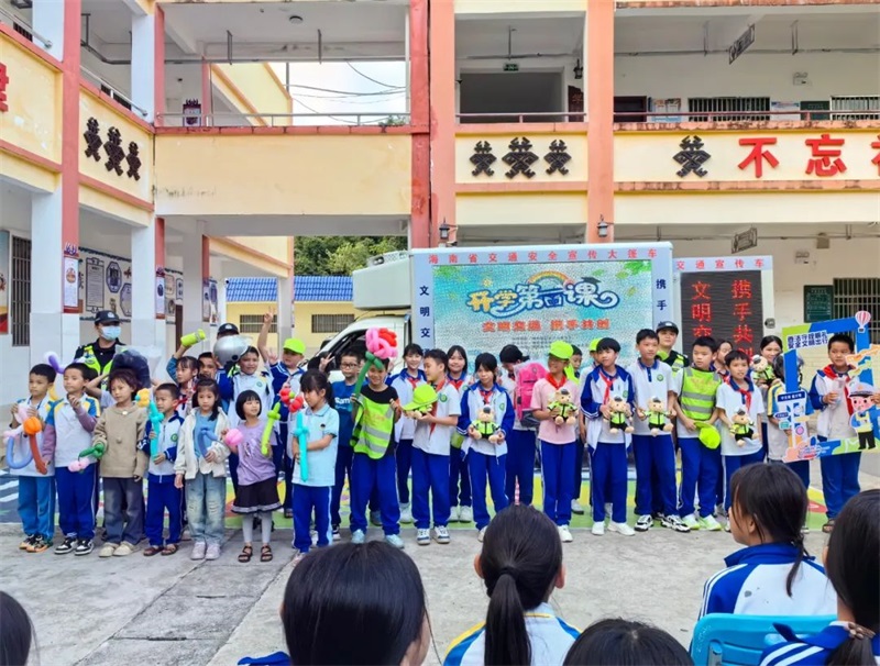 海南琼中交警进校园 上好交通安全“开学第一课”