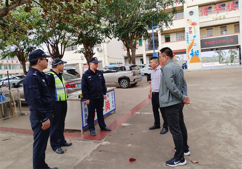 支队各级根据辖区学校实际特点，科学安排警力，部署开展“护学岗”工作.jpg