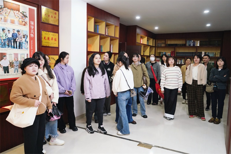 海南屯昌法院开展庆祝妇女节参观学习活动