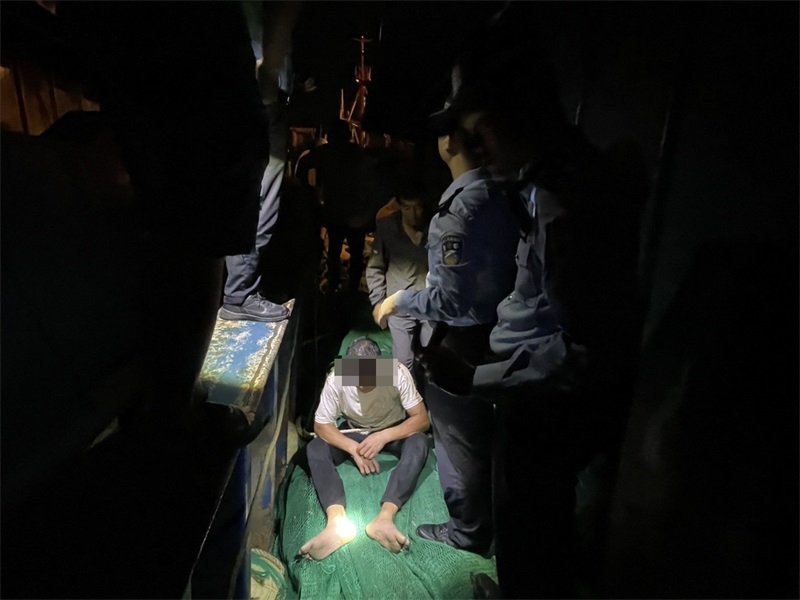 男子不慎掉入海中 海南三亚港门海岸派出所及时救援