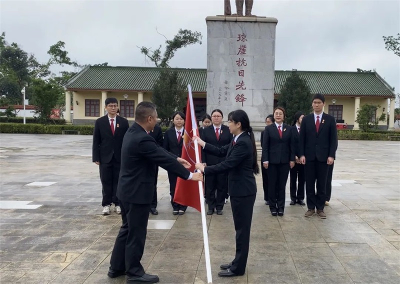 海口琼山法院举行“环知红帆”党建品牌授旗仪式