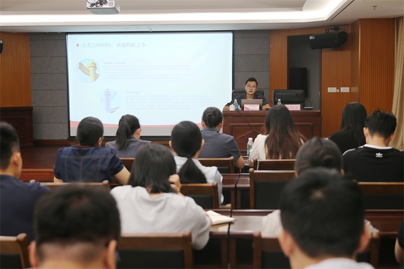 2.张峰讲民法典合同编。(罗凤灵 摄).jpg