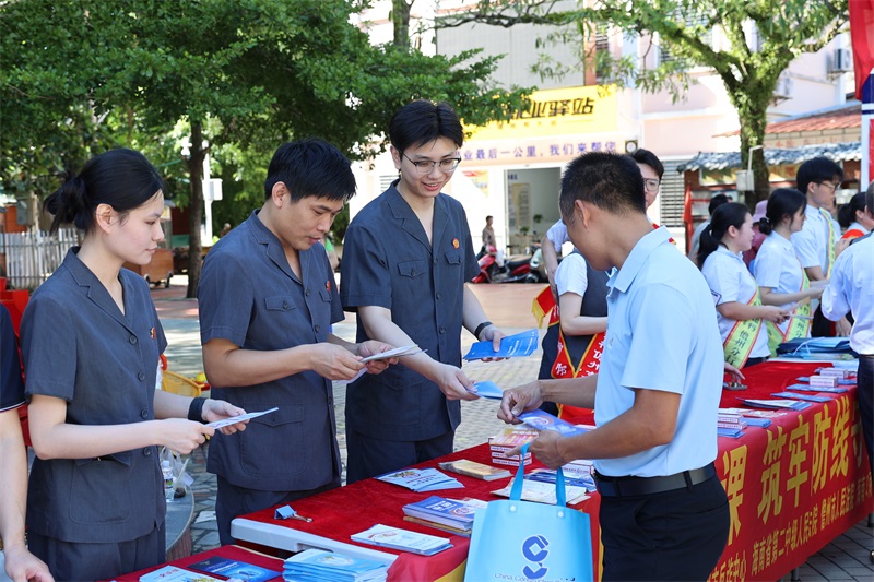 1.发放反诈宣传册。(黄琼 摄).jpg