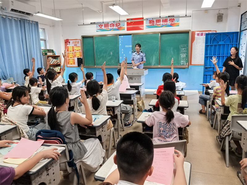 暑期安全“不放假” 海南省定安县司法局黄竹司法所进校园解锁“防溺密码”
