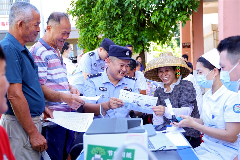 海南省公安厅反走私和海岸管理总队联合省老年病医院开展健康义诊和反走私普法宣传活动