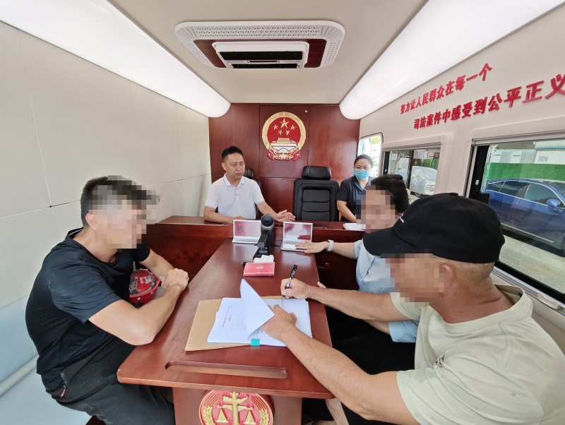 法官团队与特邀调解员“上门办案”，海南陵水一工地5起农民工欠薪案件一日化解
