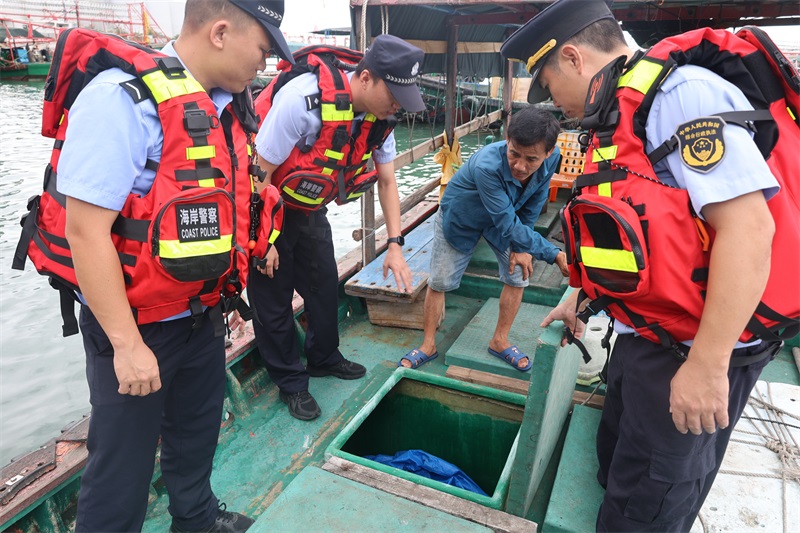 3.小铲滩海岸派出所组织民警深入渔船开展安全检查.jpg