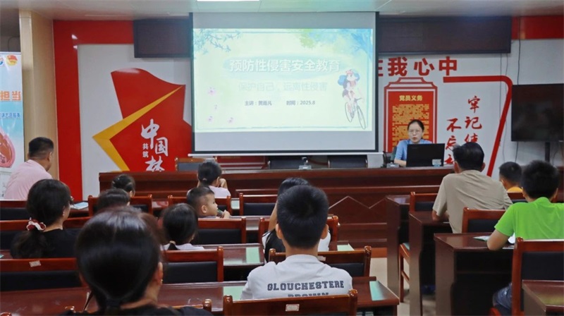 海南屯昌检察院干警到社区开展普法宣讲