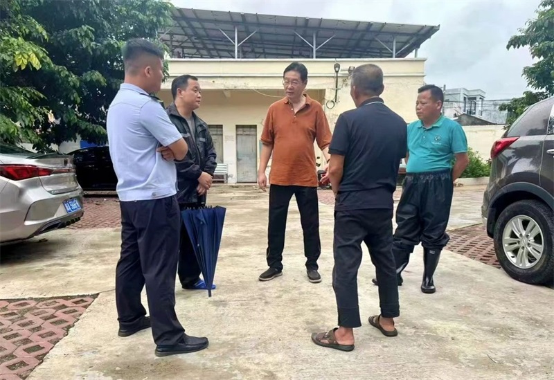 海南省儋州市检察院党组书记、检察长罗凡兴到新州镇指挥防御台风“剑鱼”工作