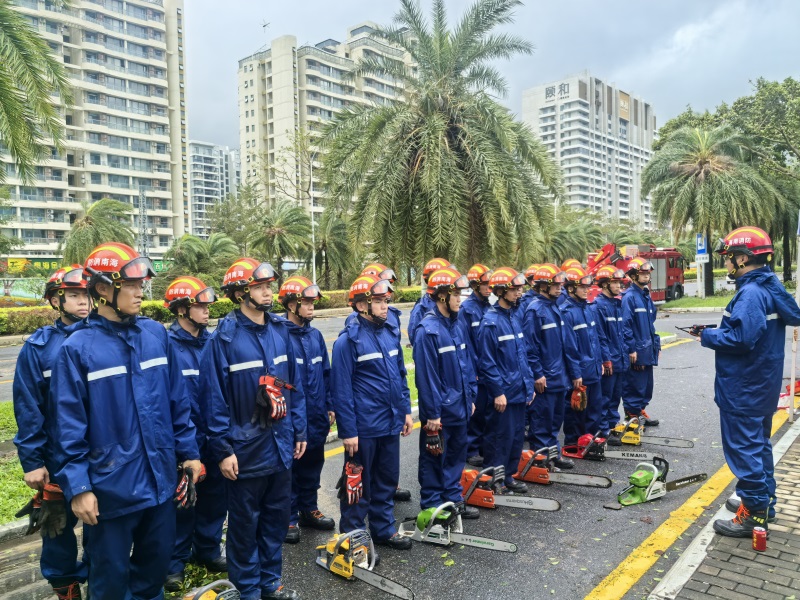 台风“剑鱼”致三亚多路段树木倒伏 海口龙华消防紧急驰援清障