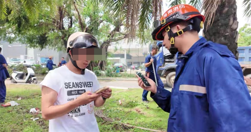 海口龙华消防员清障中捡到手机归还失主