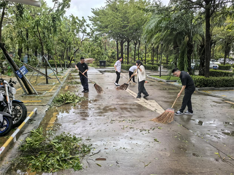 三亚市检察院党员干部下沉一线参加台风“剑鱼”灾后恢复工作 (3).png