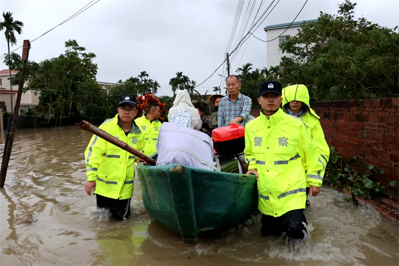 群众被困！海南万宁海岸警察联合村委会干部紧急转移