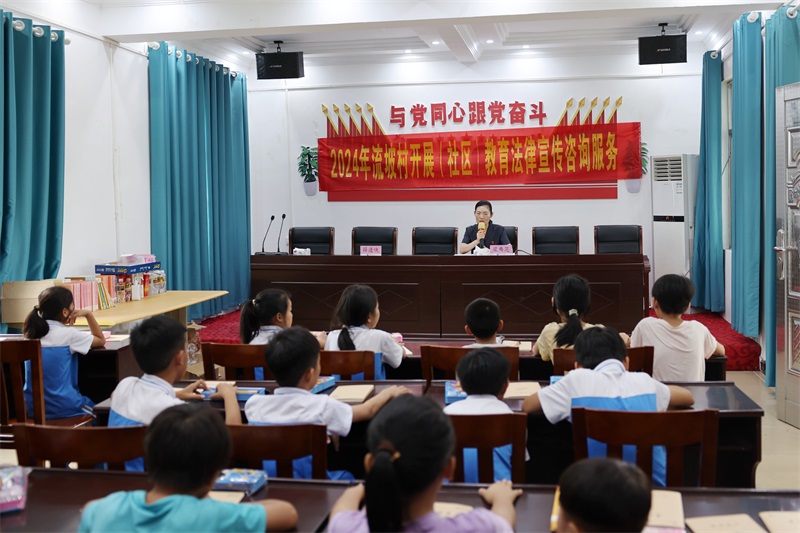 1.海南二中院民事审判第一庭法官助理梁典芝讲法治课。(黄琼 摄).jpg