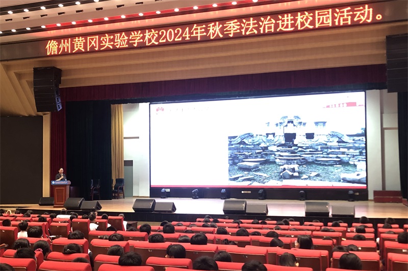海南二中院：送法进校园 护航助成长